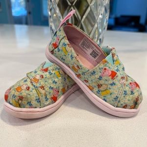 Girls Size 6 PEPPA PIG Toms.  Very clean, Peppa and all her friends are here